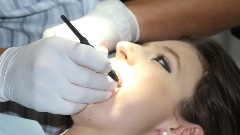 Dlaczego stomatolog powinien systematycznie sprawdzać nasze zęby?