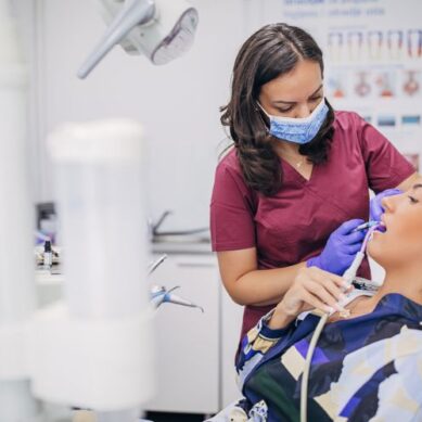Kątnica stomatologiczna – większa kontrola w pracy stomatologa